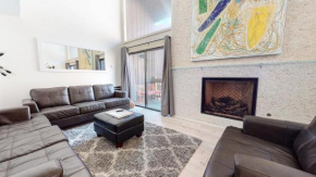 Walk to Canyon Lodge! Ski back! Modern Space Mammoth Lakes